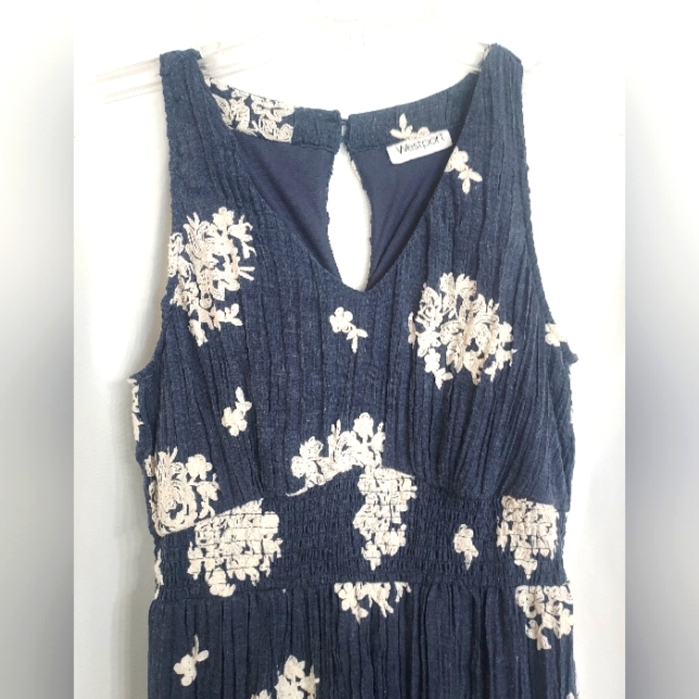 Westport Blue Wrinkle White Embroidery Floral Maxi Dress. Size M